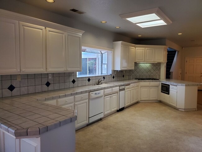 Building Photo - Introducing Your Dream Home:  A perfect blend of comfort and convenience!