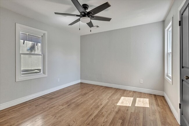 Building Photo - 4604 N Rockwell Ave