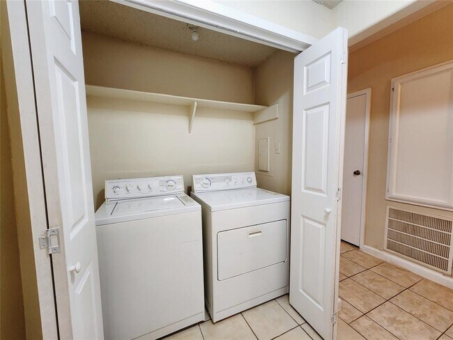 Building Photo - 17417 Red Oak Dr