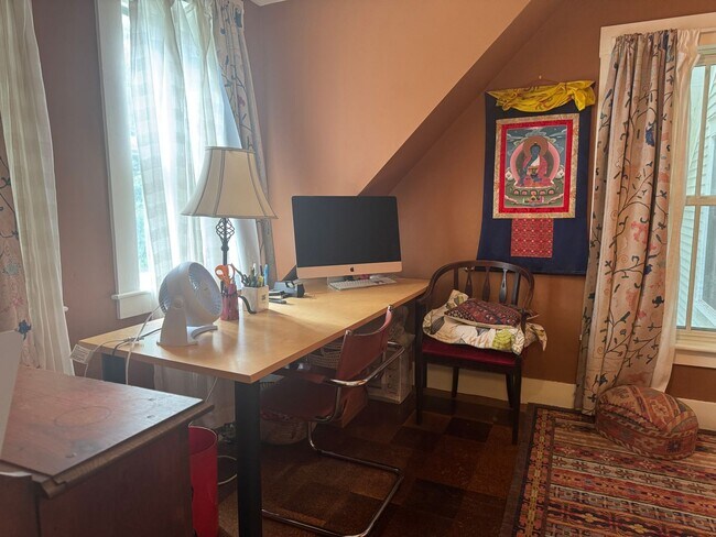 Building Photo - Short term- 4 Bedroom just two blocks from...