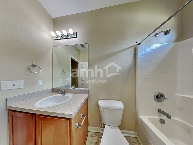 Building Photo - 155 Red Oak Dr