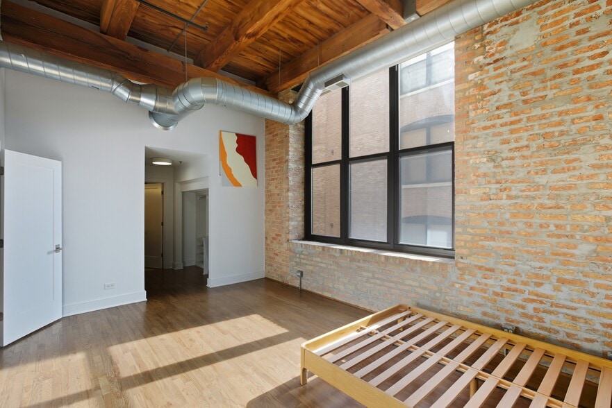 Building Photo - 525 W Superior St