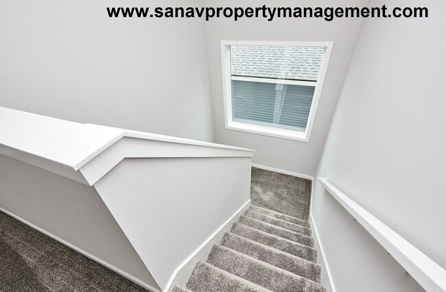 Building Photo - Spacious 3-Bedroom Home with Modern Layout...