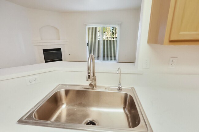 Building Photo - Beautifully Updated 2 Bed and 2 Bath Hende...