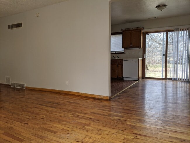 Building Photo - 10614 Oakland Ave