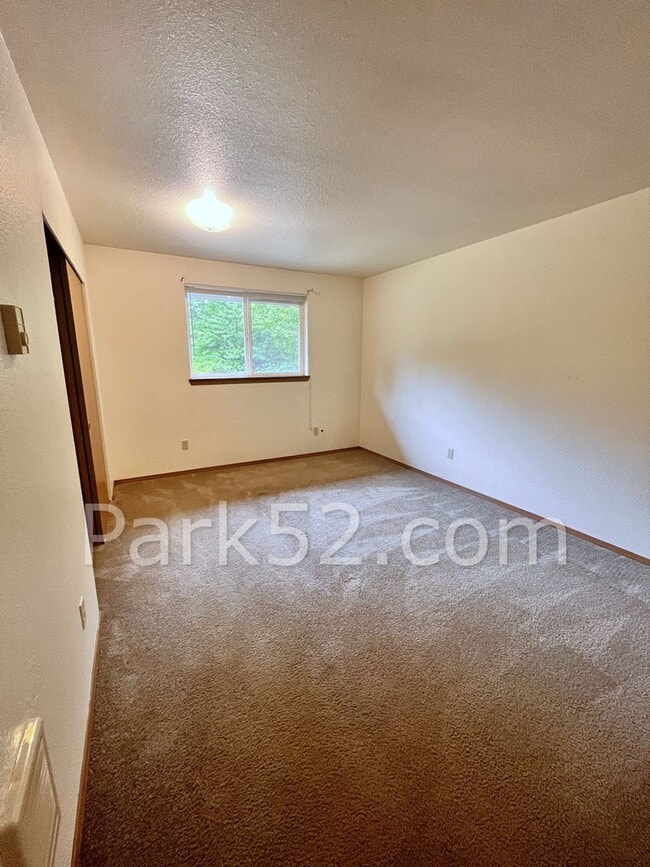 Building Photo - 2 Bedroom 1 Bathroom Tacoma Duplex