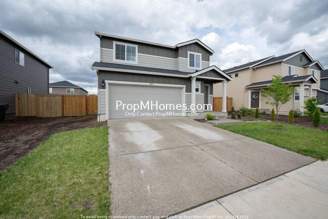 Building Photo - Three Bedroom Stunner in NE Salem!