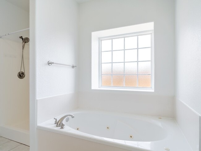 Building Photo - 2806 SE 3rd St