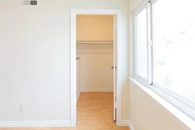 Building Photo - 11115 Slater Ave