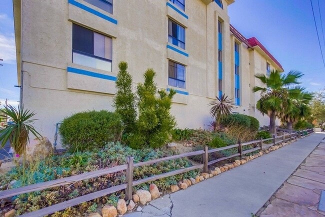 Building Photo - Upgraded 1/1 condo in Normal Heights! Pool...