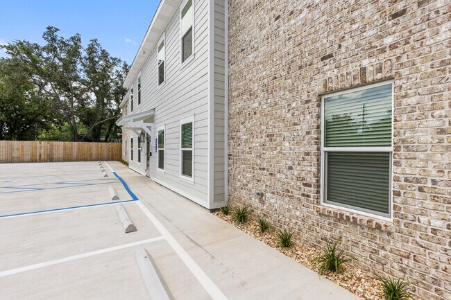 Building Photo - 305 Okaloosa Ave