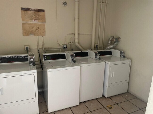 Building Photo - 2401 Riverside Dr