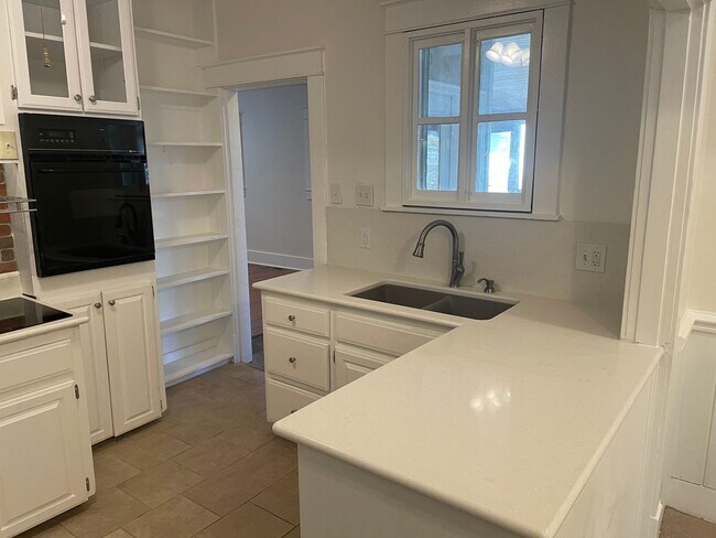 Building Photo - Historic Home 3BR / 2BA Detached Garage, W...