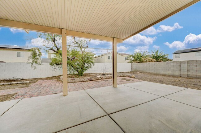 Building Photo - Rare Single Story Home with hard flooring!