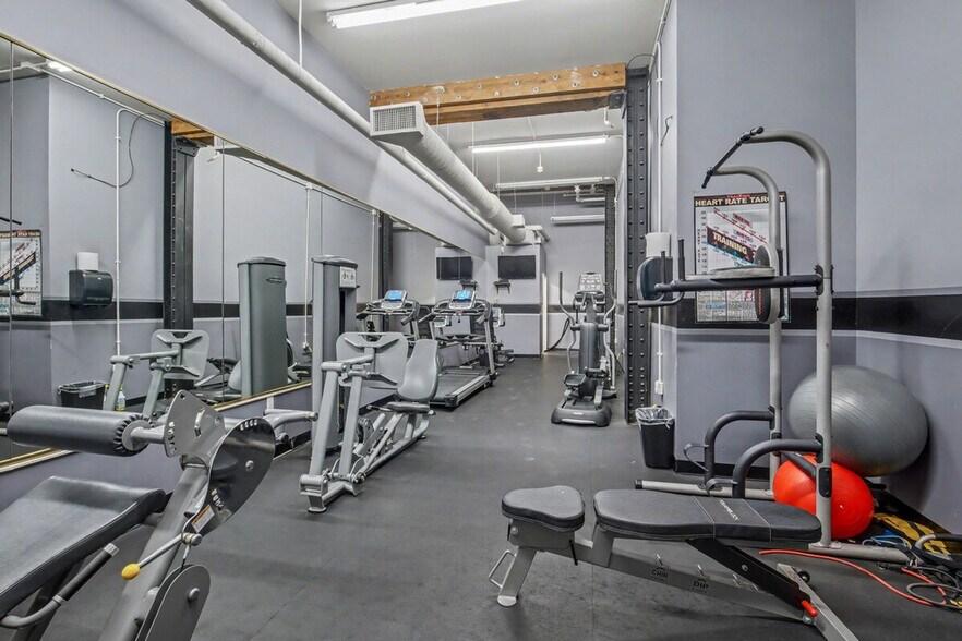 Building Photo - 1555 California St