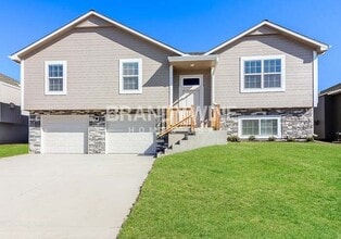 Building Photo - COMING SOON! APPLY NOW! 4BED 3BATH