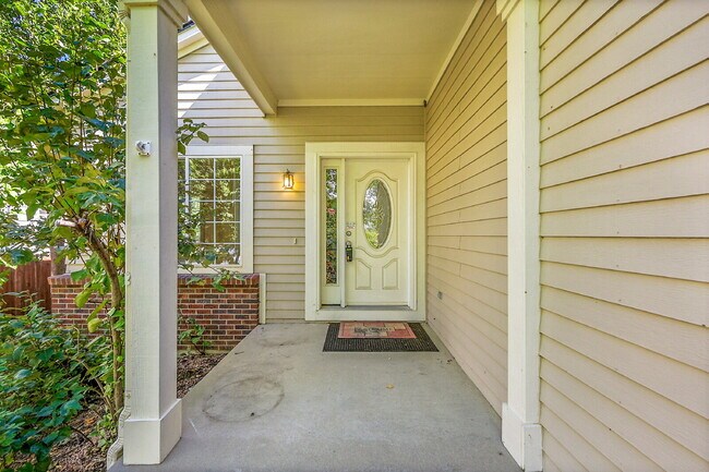 Building Photo - $2,795.00, 3-bed, 3.5-bath with bonus room...