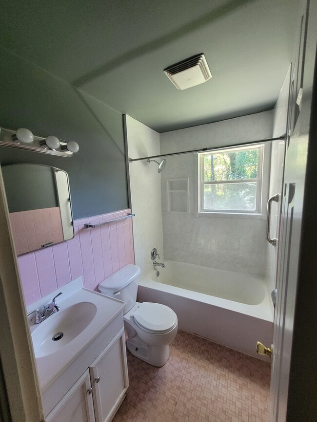 Building Photo - 104 Summerlea Dr