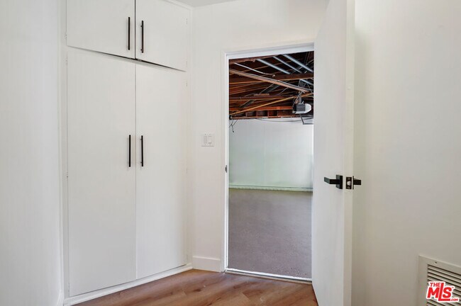 Building Photo - 4670 Brewster Dr