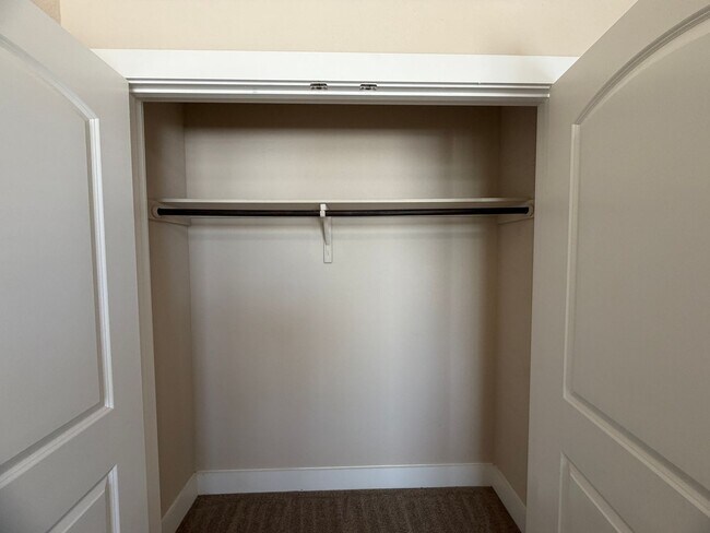 Building Photo - Great Location ~ Fabulous Townhome in New Braunfels 3/2.5 ~ Minutes from Gruene ~ Move in Ready!