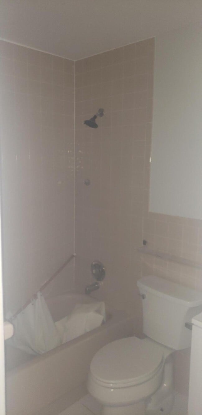 Building Photo - 4444 Golfers Dr W