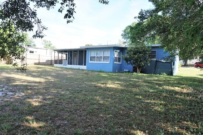 Building Photo - Modest 3 Br/1.5 Bath in Established Neighborhood