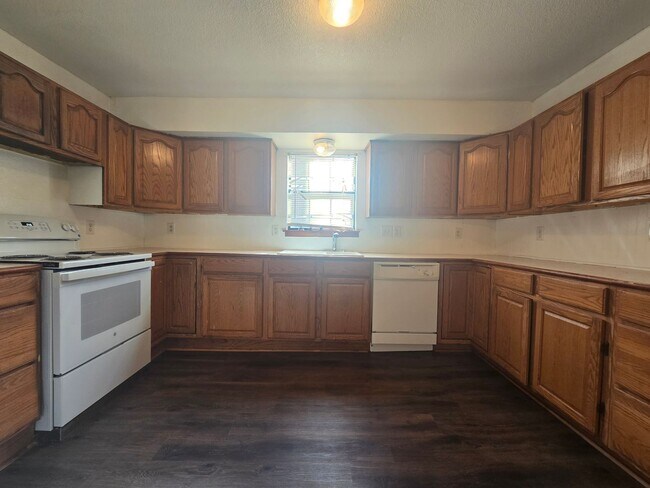 Building Photo - 3 Bed 2 Bath at Shawnee