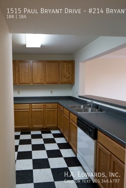 Building Photo - 1515 Paul W Bryant Dr