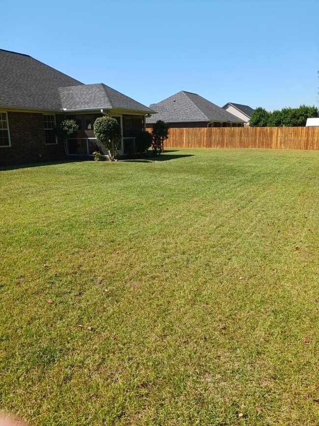Building Photo - 2105 Hobbit Way