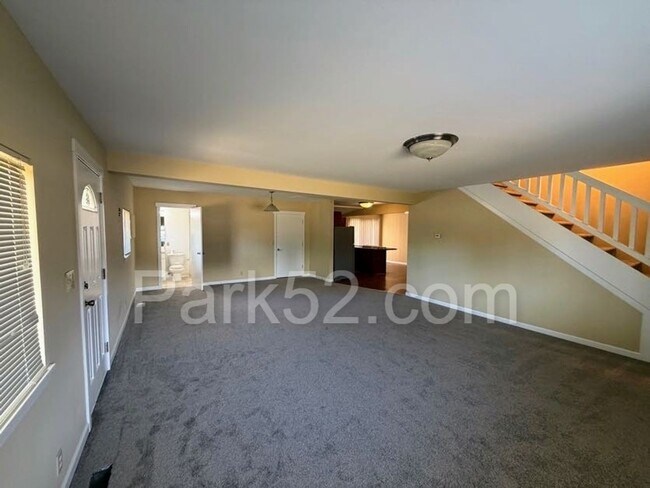 Building Photo - 4 Bedroom 2 Bathroom Single Family Northeast Tacoma Home