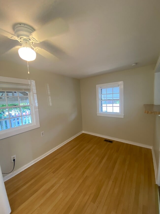 Building Photo - 2827 N Walnut St