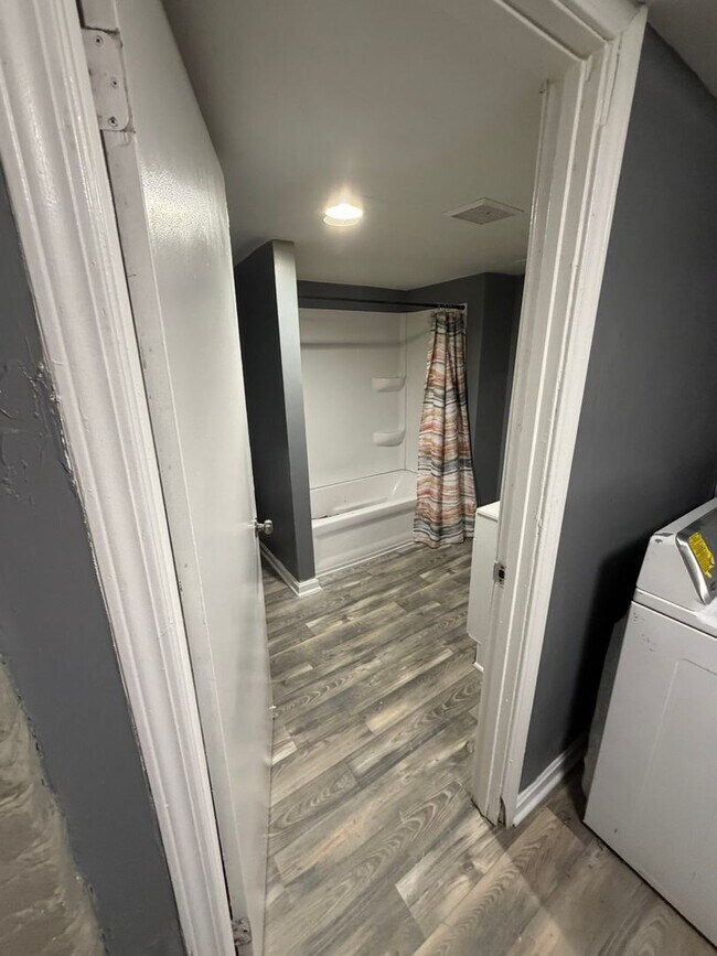 Building Photo - Large 5BR/2Ba House- Close to U of L Leasing Special- sign lease by 6/15/2026 and second month is...