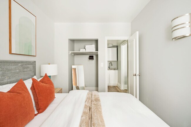 Building Photo - 240 W 73rd St