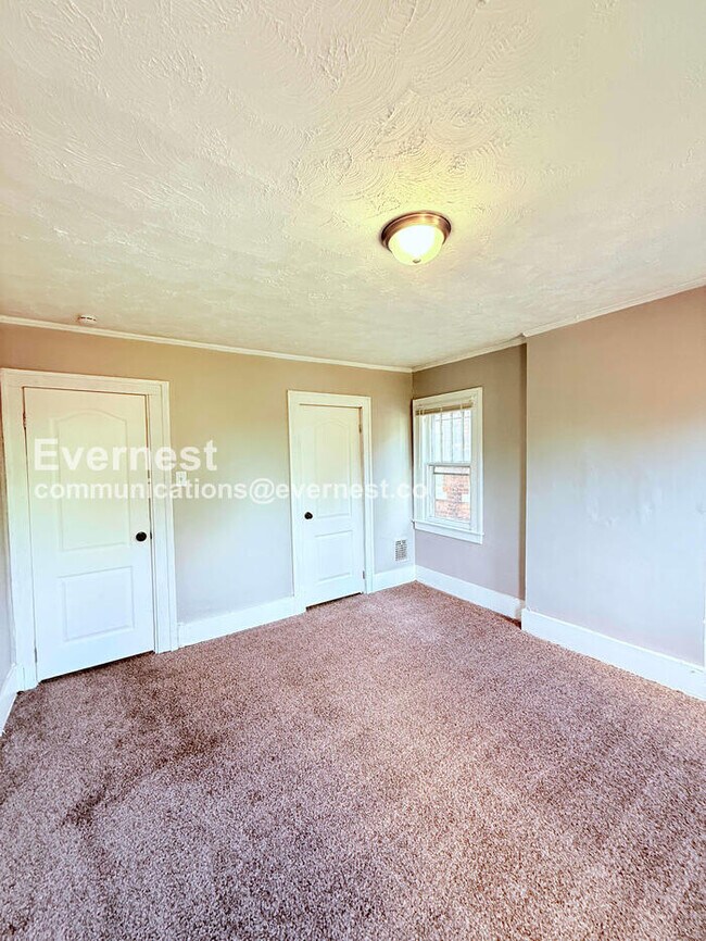 Building Photo - 3 Bed, 1 Bath Home with Fenced Yard / Vouchers Accepted / Available Now!