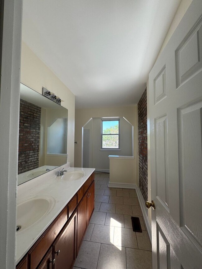 Building Photo - 2027 Russell Blvd