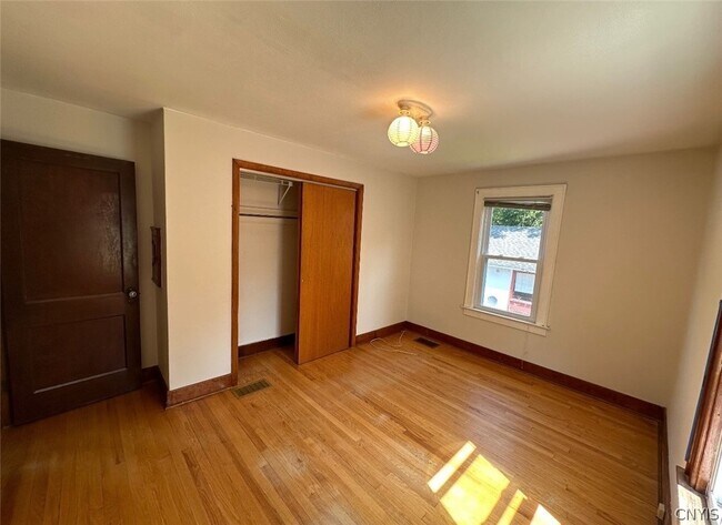 Building Photo - 207 Draper Ave