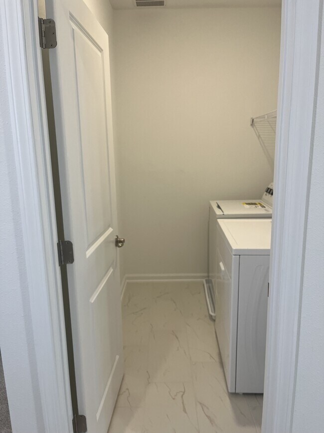 Building Photo - 207 Silver Myrtle Ct