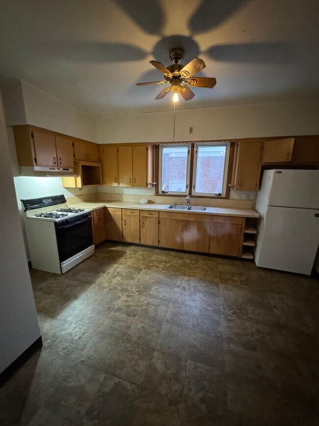 Building Photo - 1358 Deane Blvd