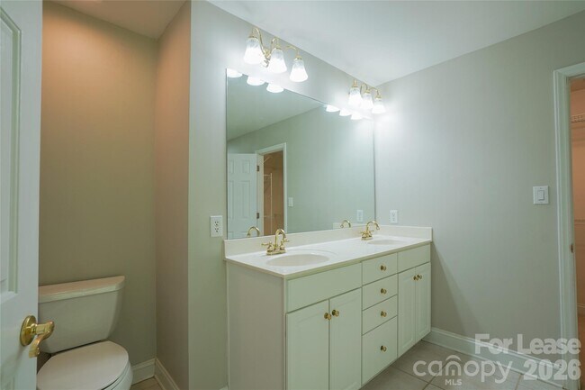 Building Photo - 3552 Weddington Oaks Dr