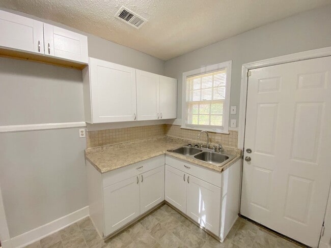Building Photo - 722 Lydgate Rd