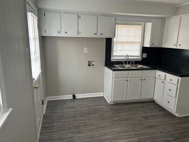 Building Photo - 412 Kingston Ave