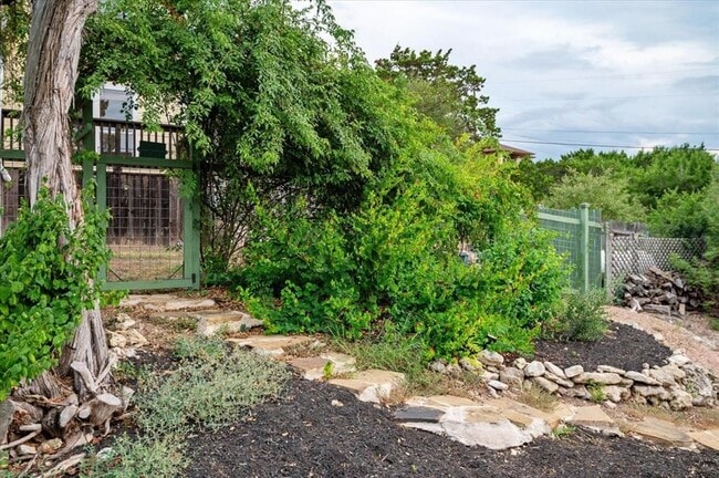 Building Photo - 500 Sinclair Dr