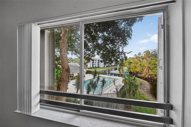 Building Photo - 711 N Pine Island Rd