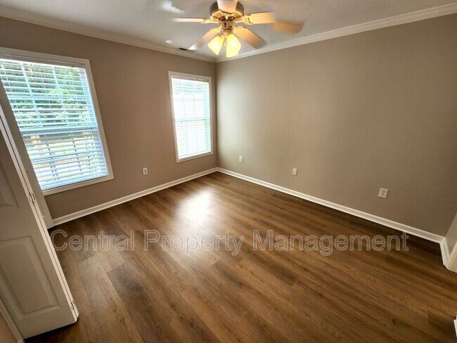 Building Photo - 303 Rexford Dr