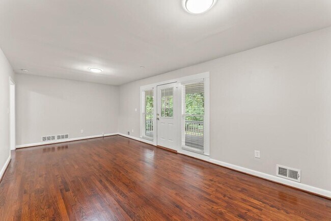 Building Photo - 2352 Elmwood Cir SE