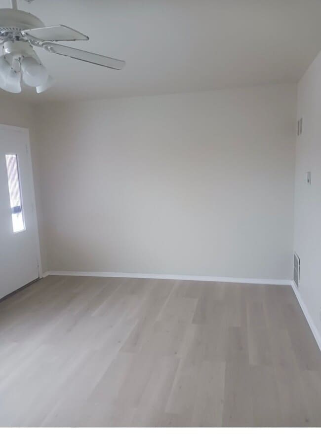 Building Photo - VOUCHER FREINDLY - COME SEE!!!!!!