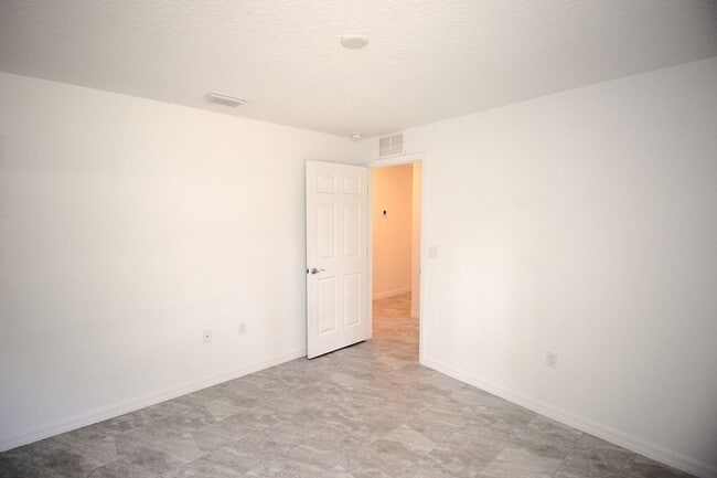 Building Photo - Spacious 4 Bed 2 Bath 2 Car Townhome Built in 2022 in Palm Coast!