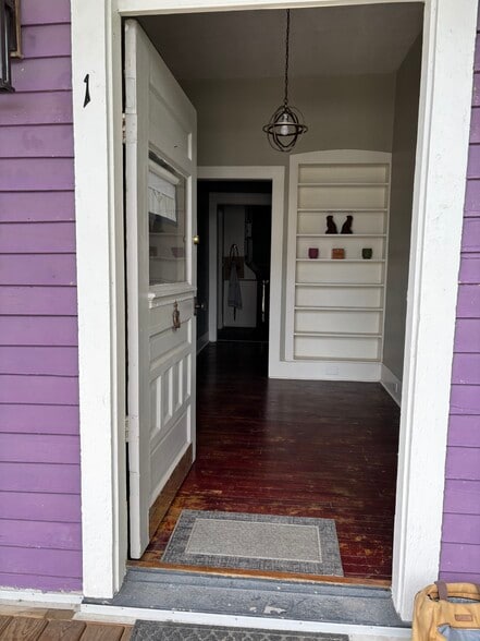 1st floor apartment #1 entry - 905 20th St