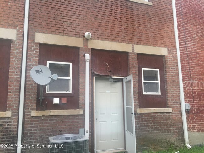 Building Photo - 213 W Market St
