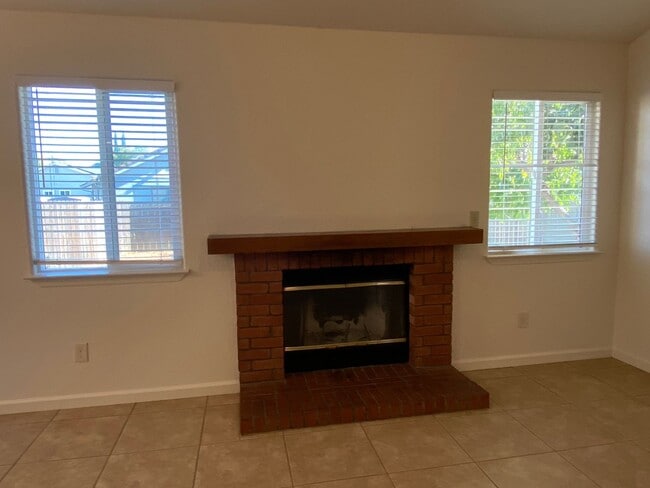 Building Photo - Vacaville 3bed/2bath home! Open floor plan...